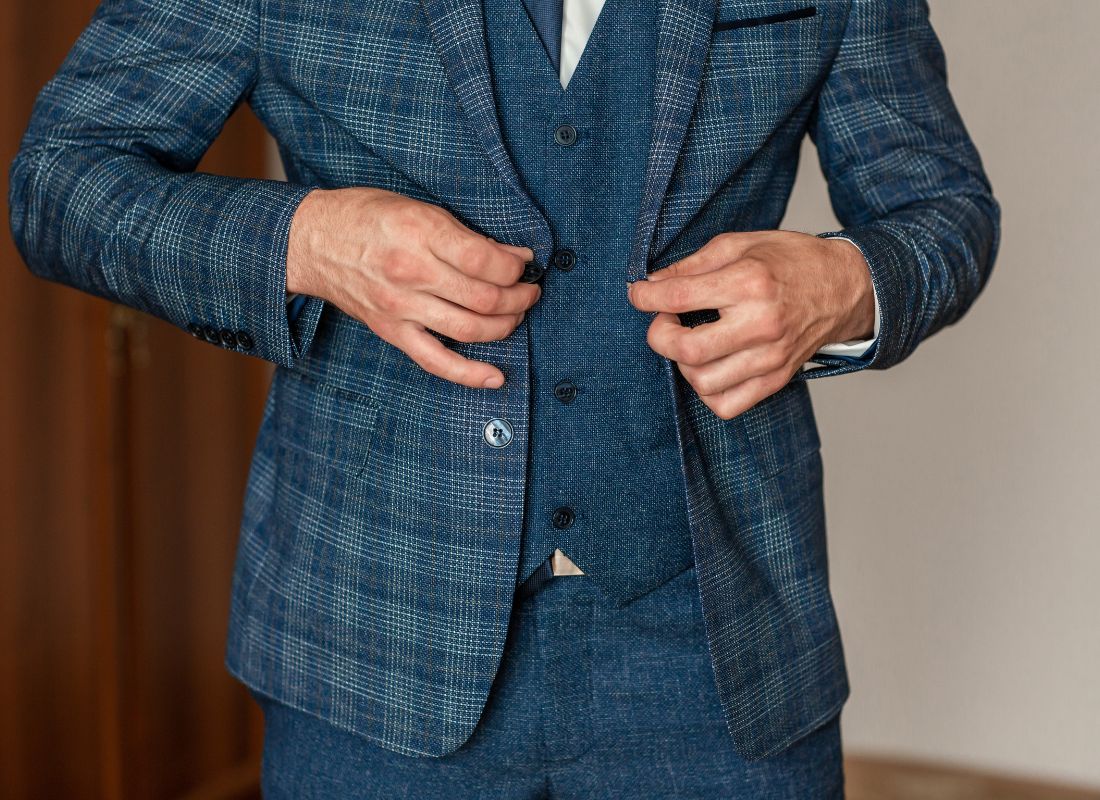 prikaz muškarca koji zakopčava svoje odelo