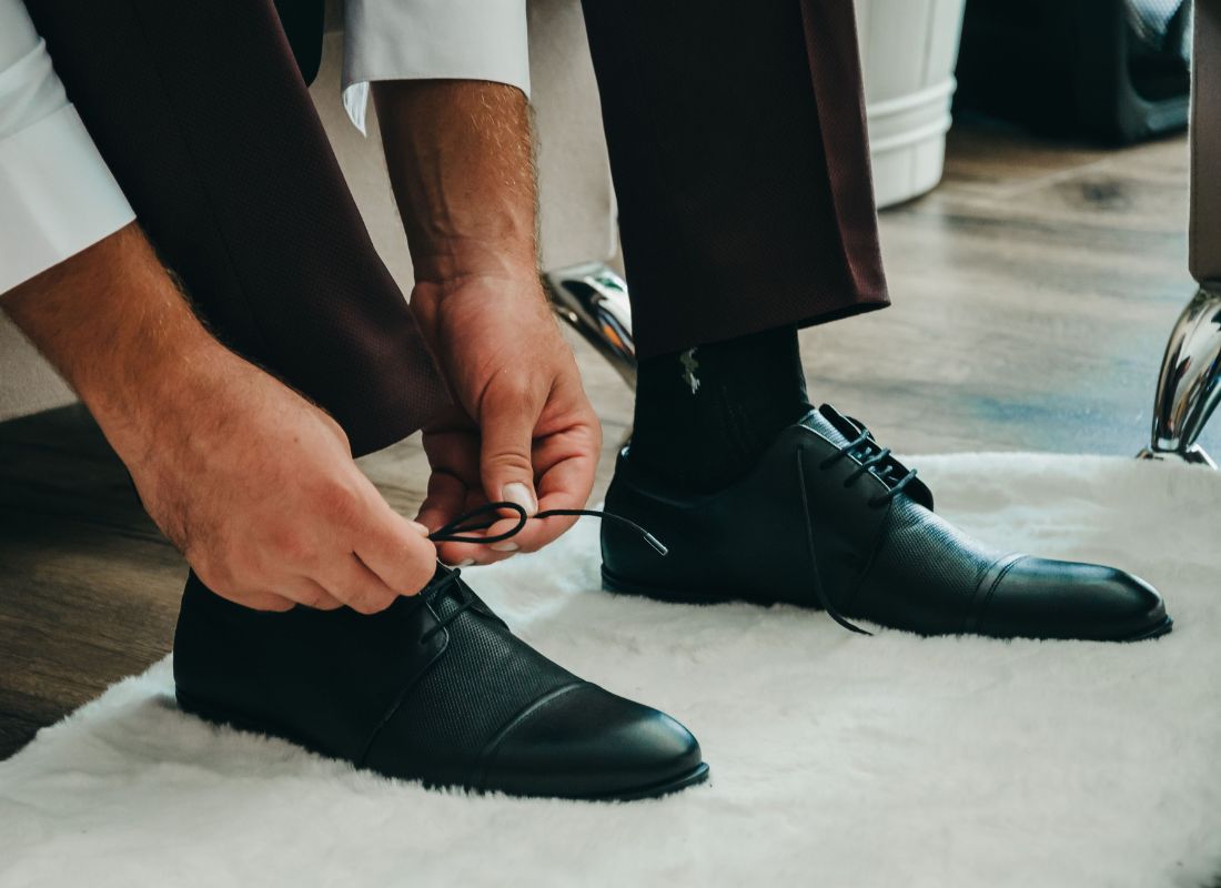 prikaz muškarca koji obuva kožne cipele