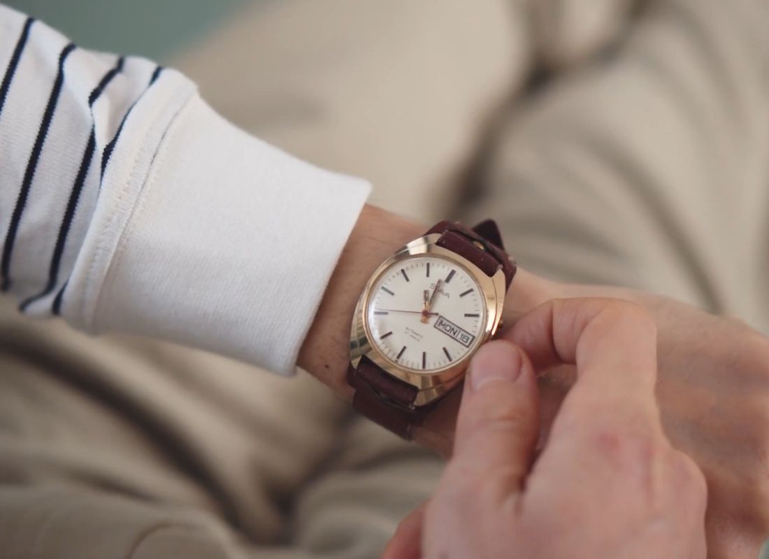 prikaz muške osobe koja stavlja sat na svoju ruku