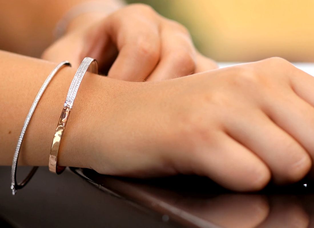 prikaz devojke sa dve narukvice na ruci