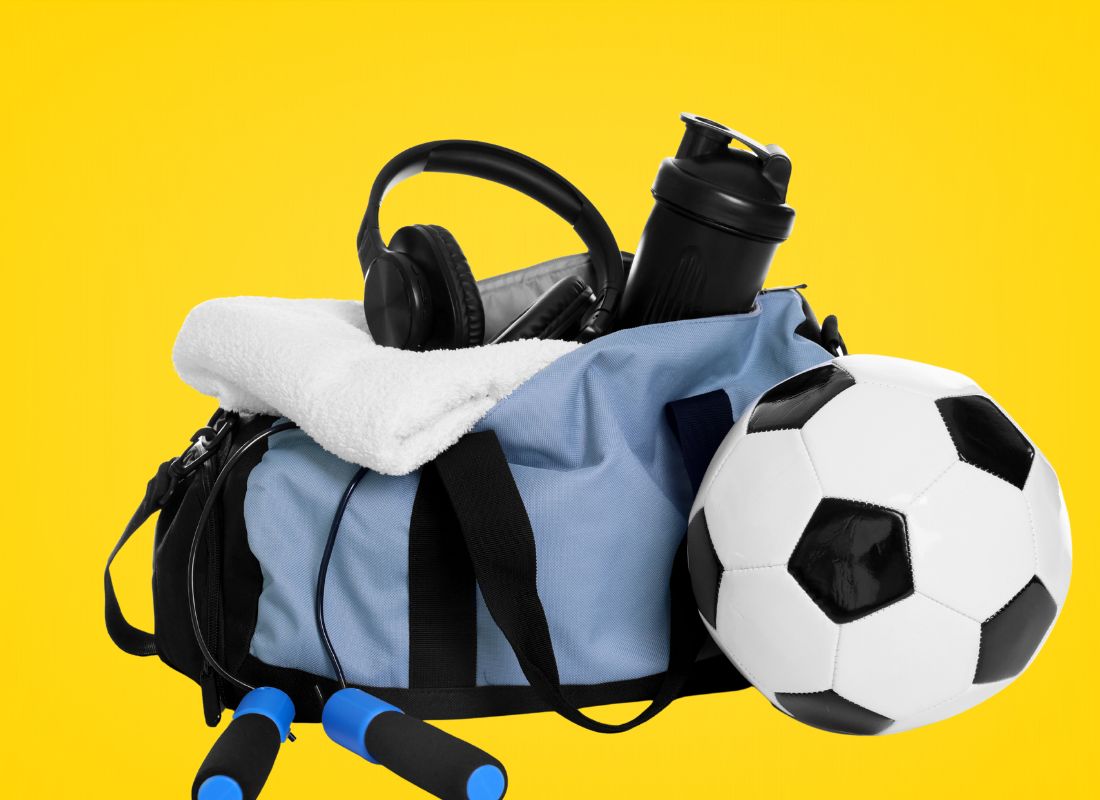 prikaz sportske opreme, lopta, torba za trening, vijača, slušalice i šejker na žutoj pozadini